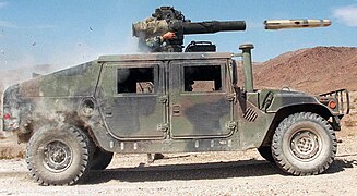 El HMMWV es un 4WD/AWD que impulsa todas las ruedas de manera uniforme (continuamente) a través de un diferencial central bloqueable manualmente, con diferenciales Torsen tanto para la parte delantera como para la trasera