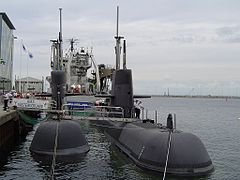 Le HMS Västergötland et le HMS Uppland lors d’une visite navale à Malmö en 2003. En arrière-plan le HMS Belos.