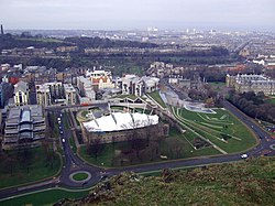 2004, Holyrood. (Soldan sağa) Dynamic Earth, Edinburgh Castle, İskoçya Parlamentosu, Holyrood Sarayı, Scott Anıtı, Balmoral Hotel saat kulesi, Nelson Anıtı