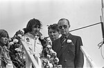 Segraren Jackie Stewart med segerkransen och Prins Bernhard.