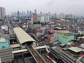 近隣のビルから見た駅とその周辺