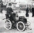 Louis Renault victorieux de Paris-Rambouillet-Paris 1899 avec sa première voiturette, la Renault Type A.