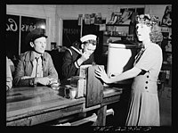 Řidič kamiónu, námořník a servírka v kavárně u dálnice U.S. Highway 90 v jižní Louisianě, 1943.