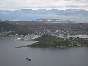 Blick auf Myre vom Berg Øksnesheia auf Skogsøya