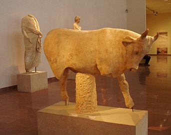 Toro di marmo, dedicato a Zeus di Regilla, moglie di Erode e sacerdotessa di Demetra.