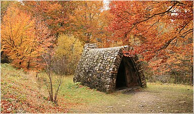 Refugio moncaíno en otoño