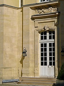 Porte d'entrée de l'hôtel de Mortagne.