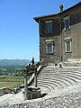 Le puits et le théâtre romain devant la façade.