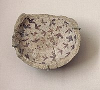 切り込みと塗装の装飾が施された陶器の破片。テルハッスーナから、紀元前6500年から6000年。