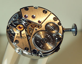 Strojek mechanických náramkových hodinek PRIM. Součást hodinářské expozice Městského muzea v Novém Městě nad Metují.