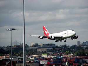 English: Qantas 747 landing at Sydney Airport ...
