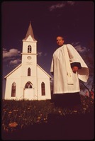 Reverend před kostelem, autor: Charles O'Rear