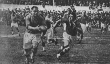 Finale de la Coupe en 1938 entre Roanne et Villeneuve, Étienne Cougnenc porte le ballon poursuivi par Max Rousié.