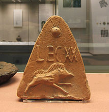Антефикс с изображением кабана — эмблемы легиона.