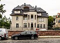 Villa mit Einfriedung und Garten