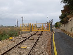 שער על המסילה שמובילה לתחנת רכבת תל אביב דרום