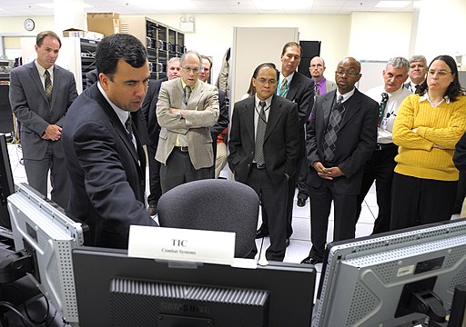 US Navy 111214-N-PO203-126 Phil Irey explains to Department of the Navy officials the Office of Naval Research's suite of information technology to