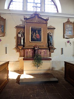 Jeden z bočních oltářů ve farním kostele ve Všestarech.
