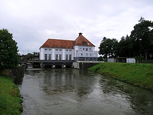 am Amperkanal gelegen