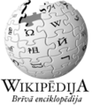 โลโกเดิมของวิกิพีเดียภาษาลัตเวีย สังเกตว่า "Wikipēdija" สะกดด้วยตัว 'W' ในวันที่ 22 กันยายน ค.ศ. 2004 ถึง 1 มิถุนายน ค.ศ. 2005