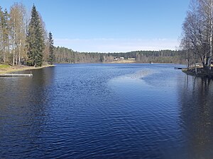 Åsbackaviken sedd från dammen vid utloppet.