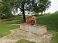 La fontaine en contrebas.