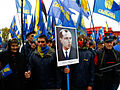 Manifestantes do Svoboda, em Kiev, com a foto de Stepan Bandera (2009)
