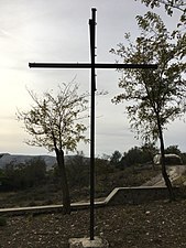 Крст во дворот