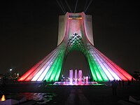 De toren in de kleuren van de Iraanse vlag