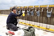 瓦斯公司人员检测天然气管线设备