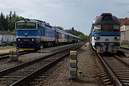 Slovácký expres (vlevo) ve stanici Uherské Hradiště