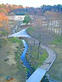 水の流れる情景（公園を貫通するアーチ橋より）