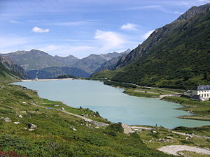 Der Vermuntsee; im Hintergrund die Staumauer