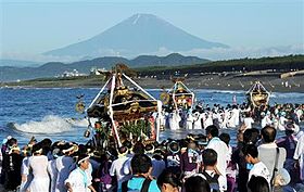 浜降祭の様子-茅ヶ崎市 市庁舎位置