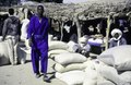 Mannen op een markt voor bonen en meel, Léré, Timboektoe, Mali, 1996