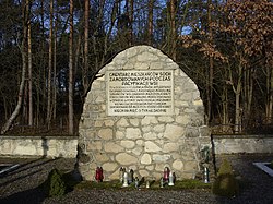 Polonya'da Sochy'deki Alman Nazi katliamının kurbanları olan Polonyalı sivillerin anısına dikilmiş bir anıt, 1 Haziran 1943