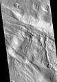 Cratera dissecada de Acheron Fossae, vista pela HiRISE. Parte do leito erodido é mostrado na imagem.