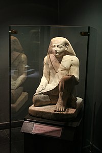 Scribe. Calcaire, H. 70 cm. Cachette de Karnak[5], r. de Néchao II. Musée national d'Alexandrie