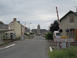 Railway crossing and road into Anctoville-sur-Boscq