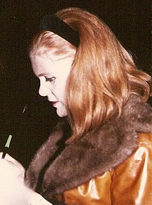 Anja Silja Bühnenausgang Hamburger Staatsoper 1968.jpg