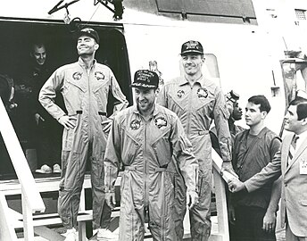 A sikeres kudarc főszereplői, az Apollo–13 űrhajósai – Lovell, Haise és Swigert – szállnak ki az őket kiemelő Helikopter 66-ból az USS Iwo Jima fedélzetén