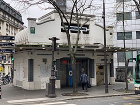 L'édicule d'entrée de la station sur la place Paul-Signac.