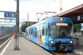 Un train de la BD à quai, avec la ligne principale à gauche