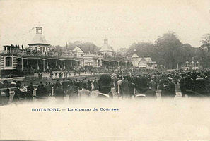 La pelouse et les tribunes de l'ancien hippodrome de Boitsfort