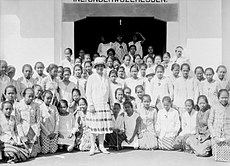 Trainee teachers at the college in Salatiga, Java, Indonesia (October 5, 1929) COLLECTIE TROPENMUSEUM 'Groepsportret voor de 'Kweekschool voor inlandse onderwijzeressen' TMnr 10028307.jpg