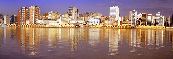 Vista do centro da cidade a partir do lago Guaíba