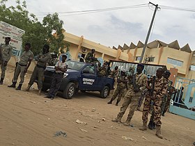 Gendarmes tchadiens devant le palais de justice de N'Djaména en 2016