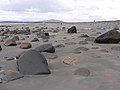 Typická pláž s jemným pískem a velkými balvany