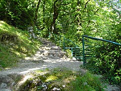 La montée en escalier vers les cuves de Sassenage.