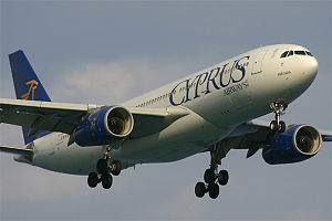 Airbus A330 der Cyprus Airways kurz vor der La...